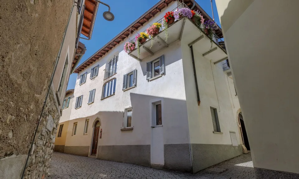 Zweitwohnung - Historisches Haus mit Terrasse in Besazio