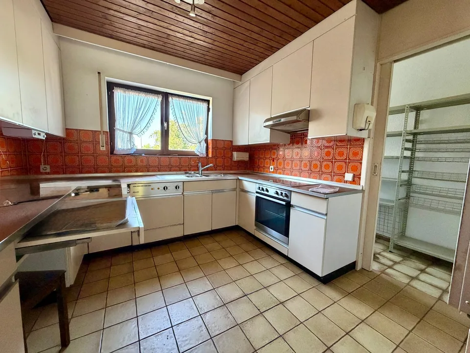 Haltingen: Erweiterbares Familiyhome mit grossem Garten und Garage zum Modernisieren