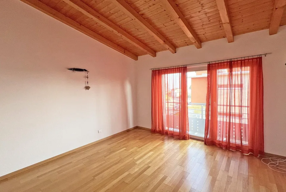 Grande villa de 5.5 pièces avec jardin plat à Besazio