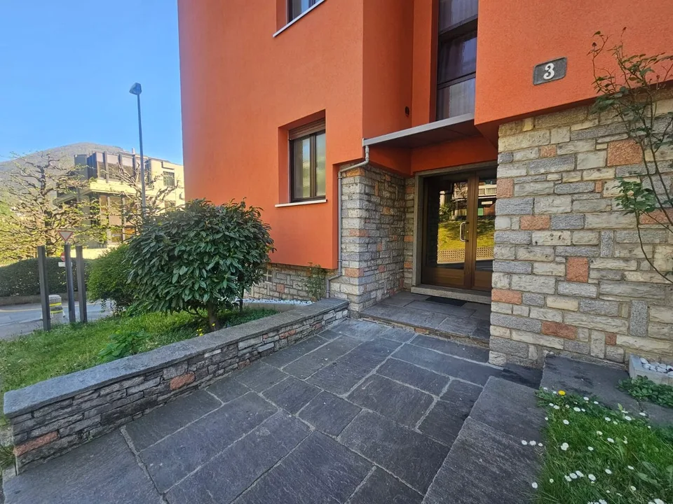 Moderne 3.5 Zimmer Erdgeschosswohnung in einer servierten Zone in Lugano