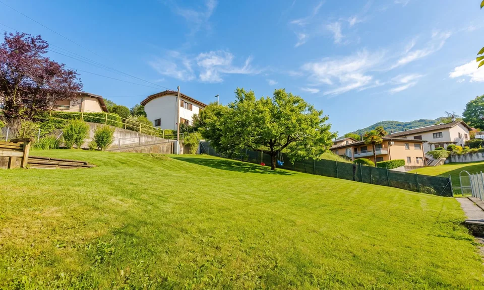 Maison tessinoise unique avec terrain constructible à Lugaggia