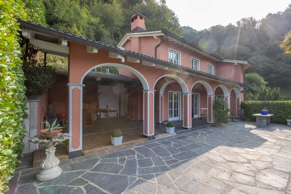 MERAVIGLIOSA VILLA 5.5 CON VISTA LAGO IN COLLINA D'ORO