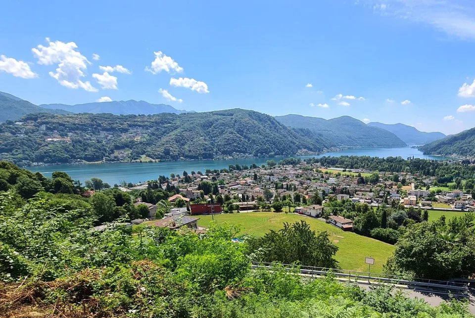 Terrain avec vue sur le lac et projet pour une villa à Neggio