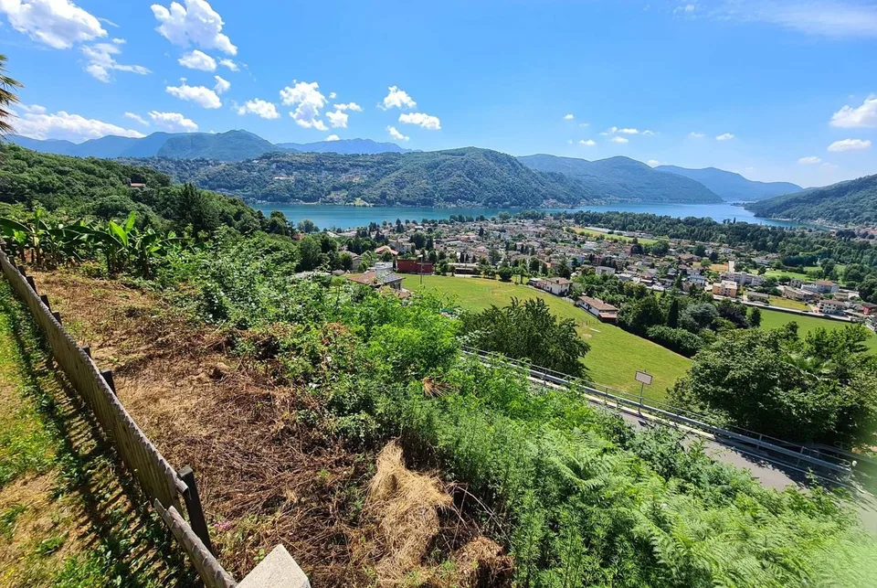 Terrain avec vue sur le lac et projet pour une villa à Neggio