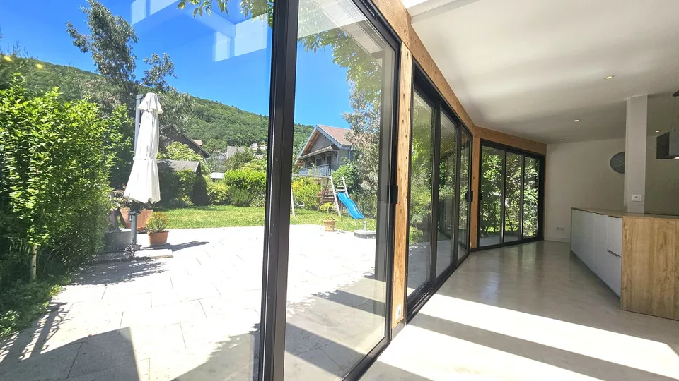 Divonne, fattoria Gessienne ristrutturata, piano terra di 225m2, tipo 6