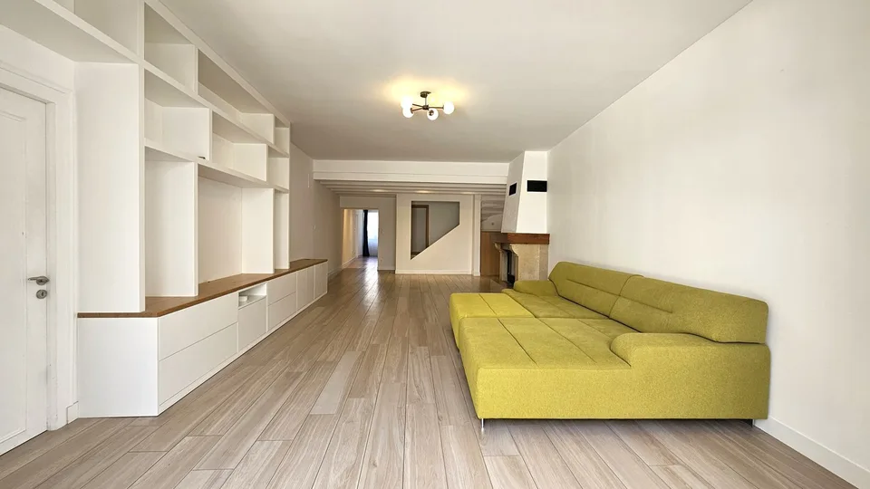 Divonne, fattoria Gessienne ristrutturata, piano terra di 225m2, tipo 6