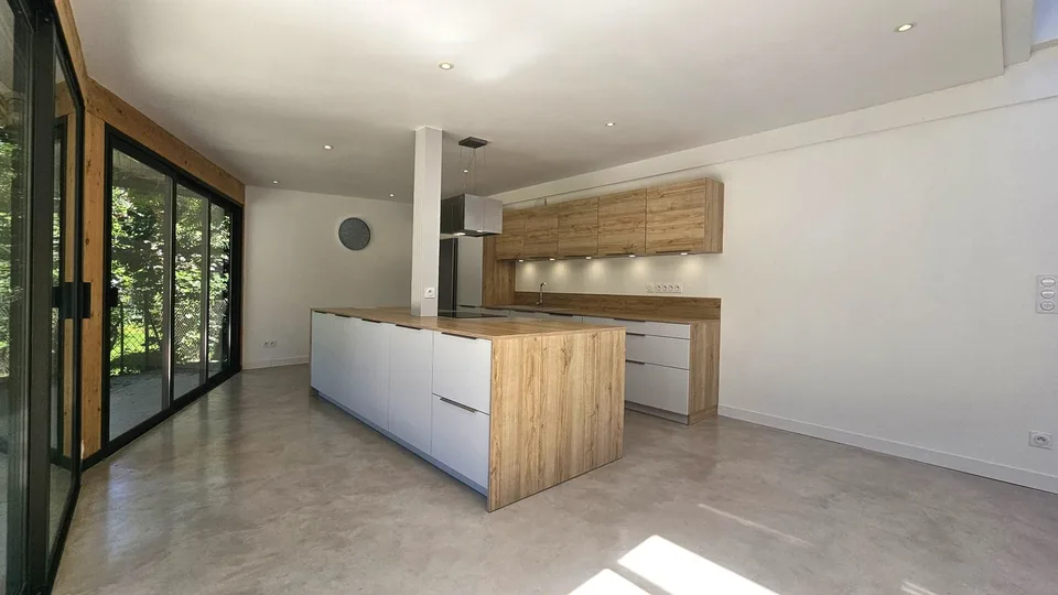 Divonne, fattoria Gessienne ristrutturata, piano terra di 225m2, tipo 6