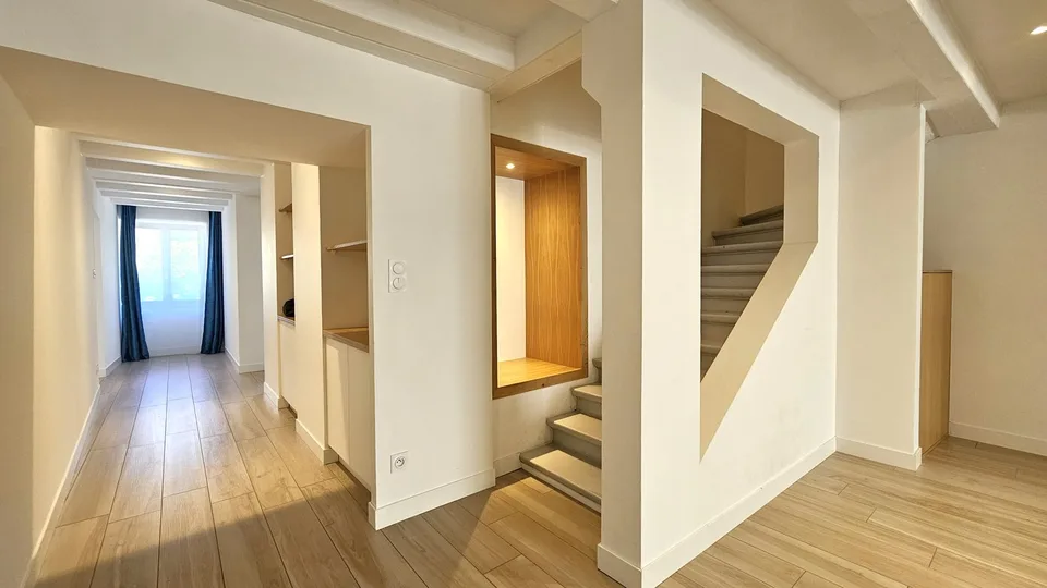 Divonne, fattoria Gessienne ristrutturata, piano terra di 225m2, tipo 6