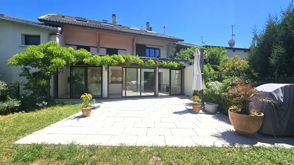 Divonne, fattoria Gessienne ristrutturata, piano terra di 225m2, tipo 6