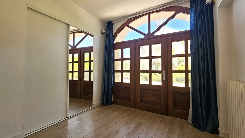 Divonne, fattoria Gessienne ristrutturata, piano terra di 225m2, tipo 6