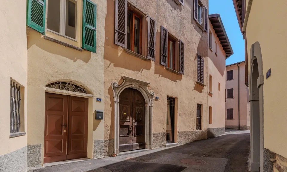 CHARACTERISTIC ATTIC 4.5 STEPS FROM THE LAKE IN MAROGGIA