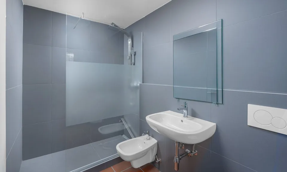 Spacious semi-detached house with 4.5 rooms and a separate two-room apartment in Arogno