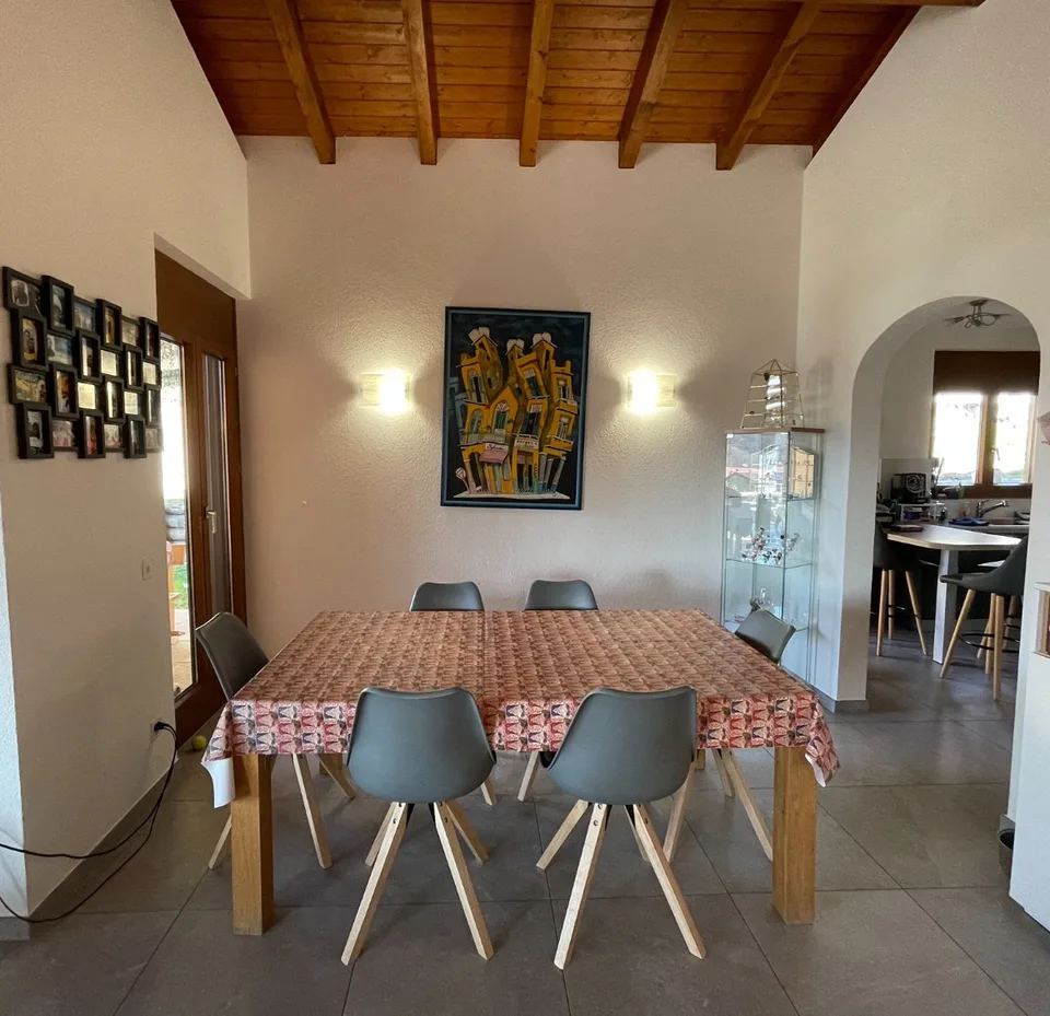 BELLA ED AMPIA CASA INDIPENDENTE 5.5 IMMERSA NEL VERDE