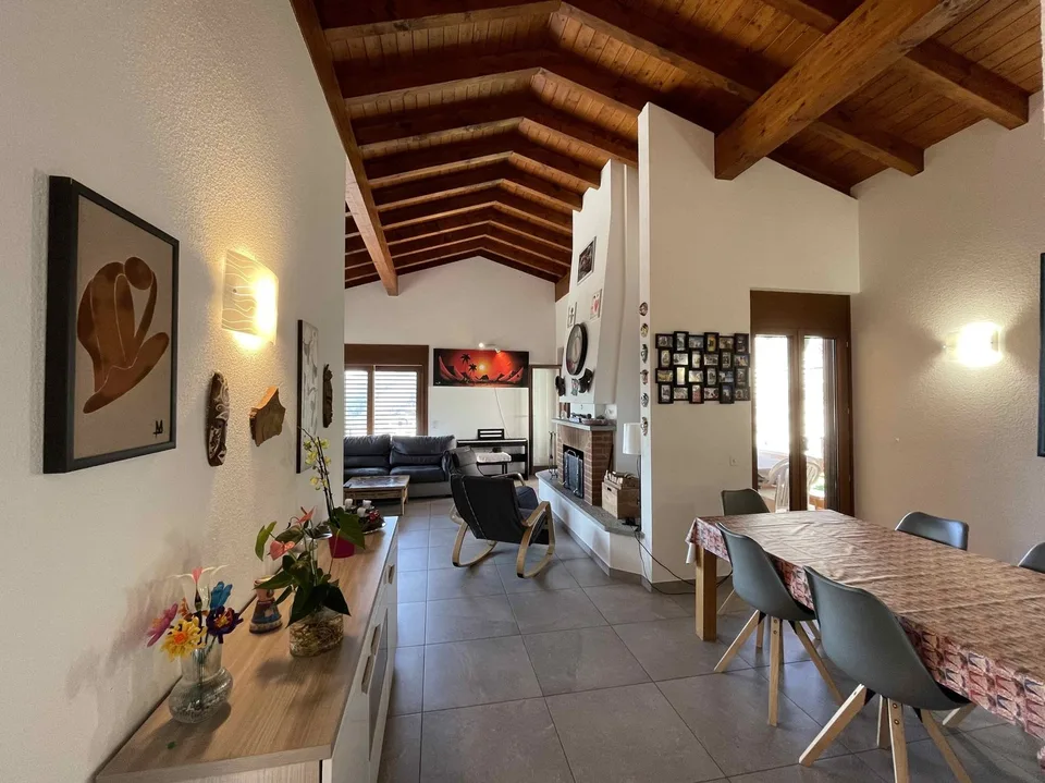 BELLA ED AMPIA CASA INDIPENDENTE 5.5 IMMERSA NEL VERDE