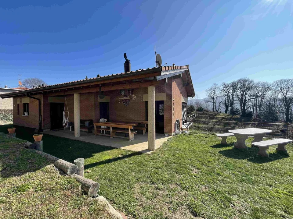 BELLA ED AMPIA CASA INDIPENDENTE 5.5 IMMERSA NEL VERDE