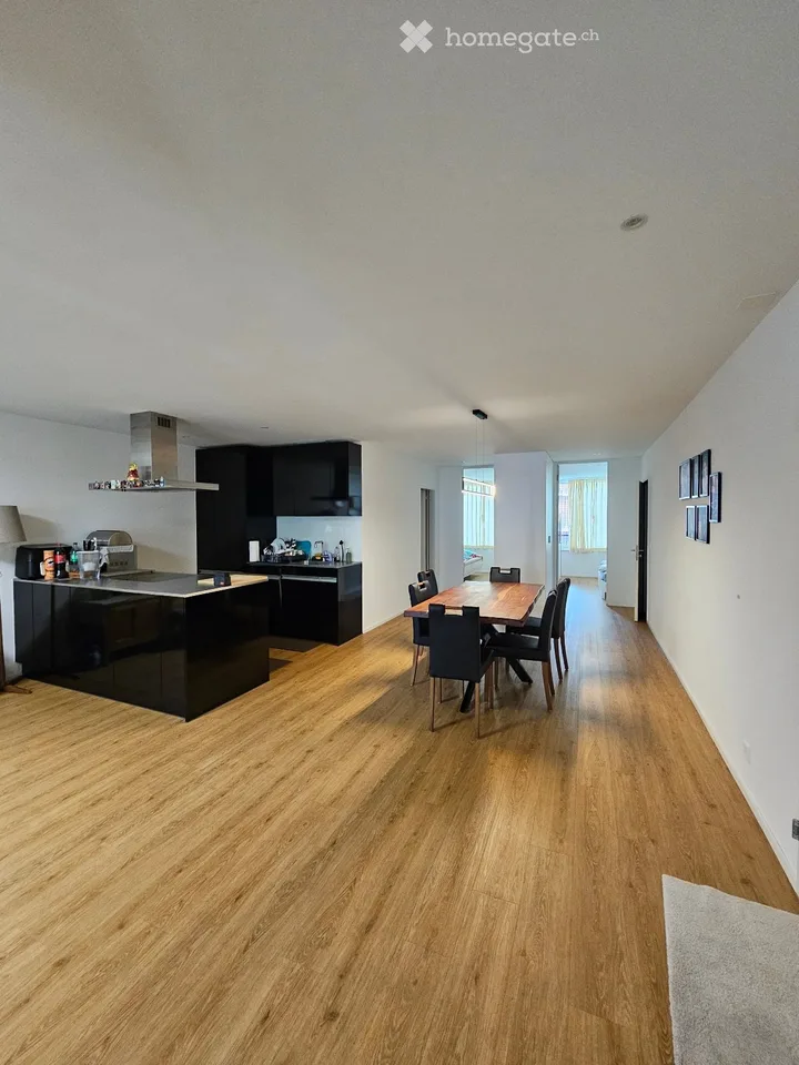 Helle 4.5-Zimmer-Wohnung mit Balkon und Garage in Dietikon