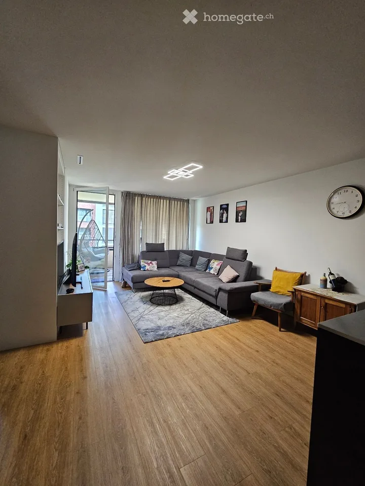 Helle 4.5-Zimmer-Wohnung mit Balkon und Garage in Dietikon