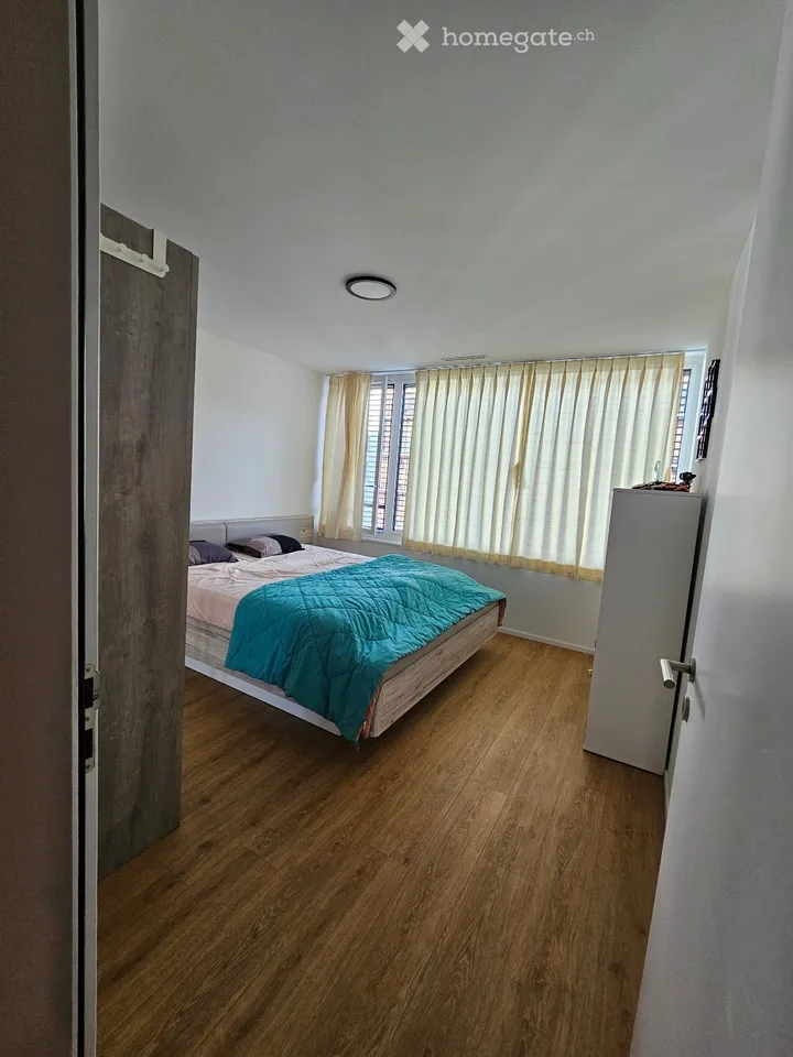 Helle 4.5-Zimmer-Wohnung mit Balkon und Garage in Dietikon