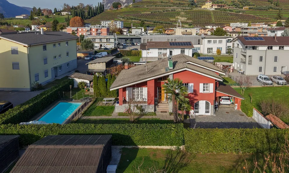 HELLDUNKLE VILLA 4.5 MIT SCHWIMMBAD UND GROßEM GRUNDSTÜCK IN COLDRERIO