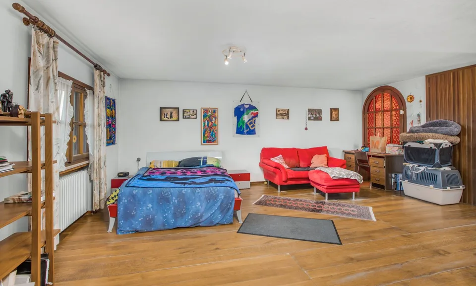 HELLDUNKLE VILLA 4.5 MIT SCHWIMMBAD UND GROßEM GRUNDSTÜCK IN COLDRERIO