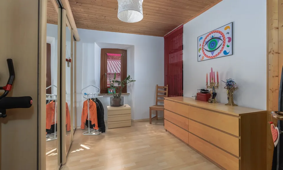 HELLES UND CHARAKTERVOLLES 4.5-ZIMMER-HAUS IN GRÜNER LAGE IN ARZO