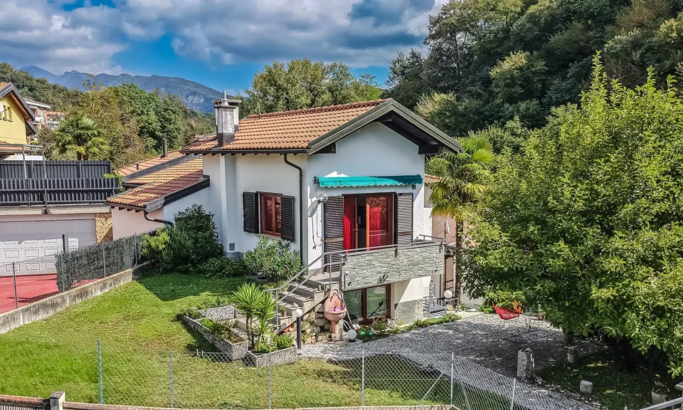 HELLES UND CHARAKTERVOLLES 4.5-ZIMMER-HAUS IN GRÜNER LAGE IN ARZO
