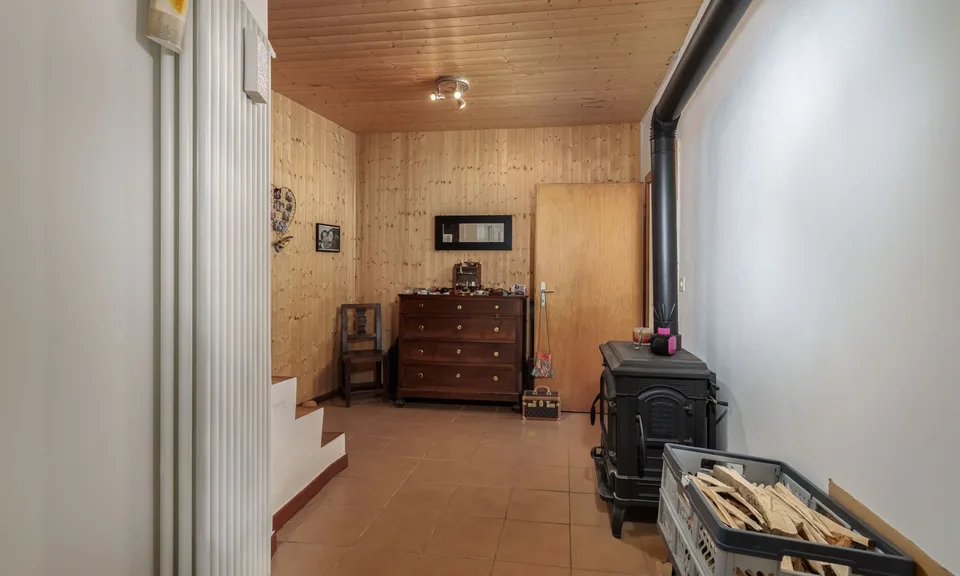 HELLES UND CHARAKTERVOLLES 4.5-ZIMMER-HAUS IN GRÜNER LAGE IN ARZO