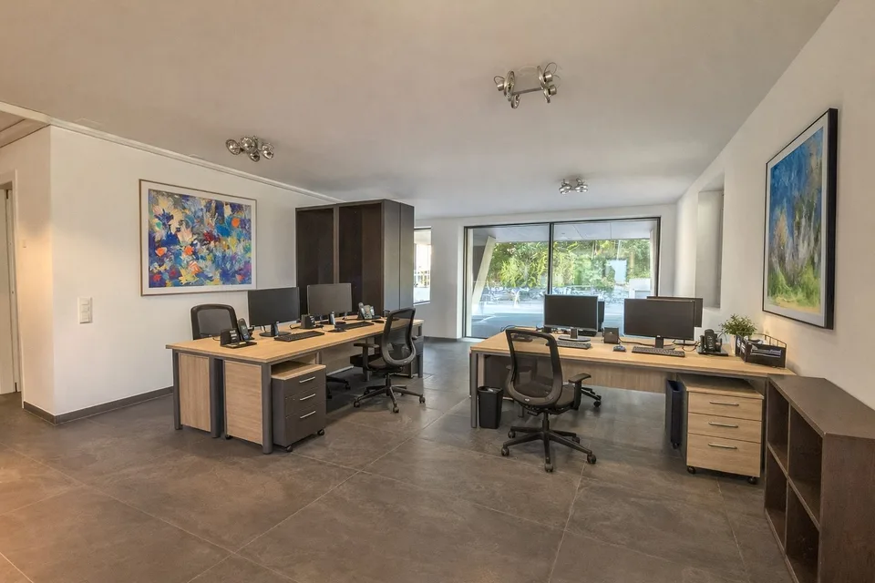 Ufficio open space a Massagno con vetrine su strada e 3 posti auto