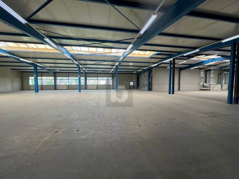 GROSSZÜGIG MIT VIEL LAGERPLATZ