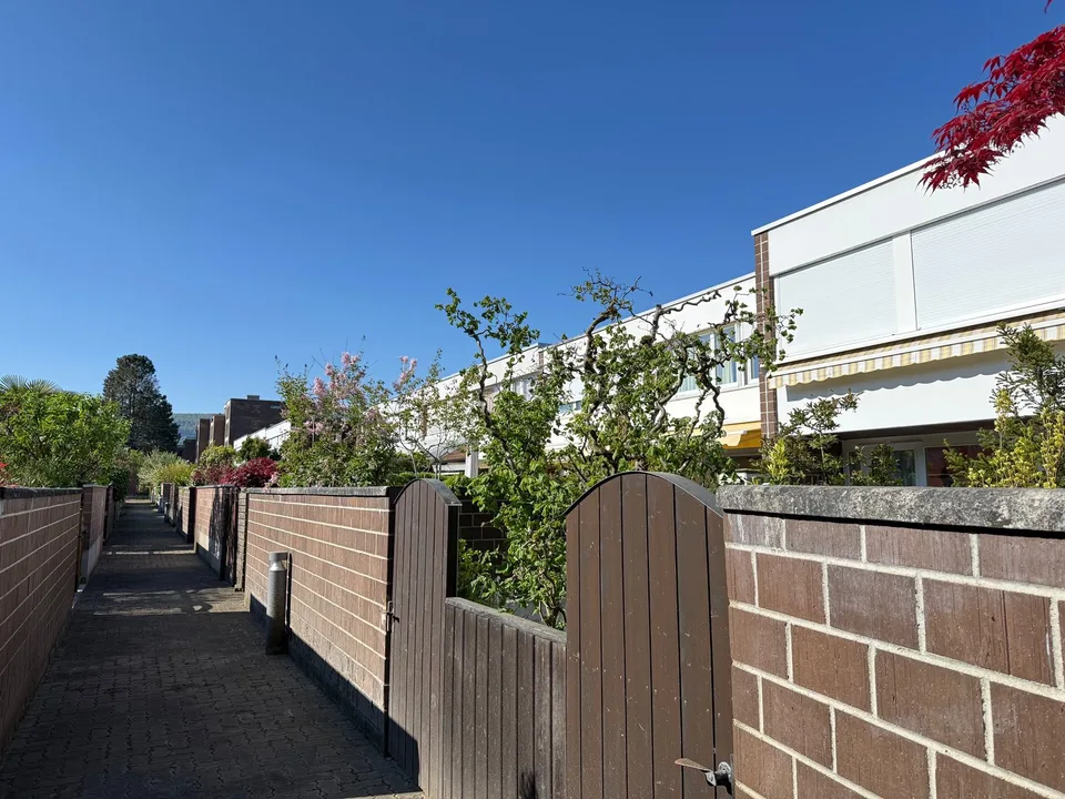 Sunny 4.5 room row house with 2 gardens & EHP