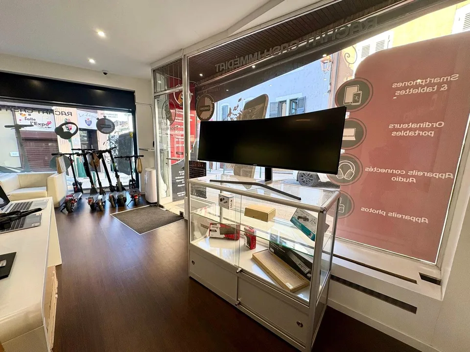 In Vendita: Fondi Commerciali Informatica & High-Tech Gex (55 m²)