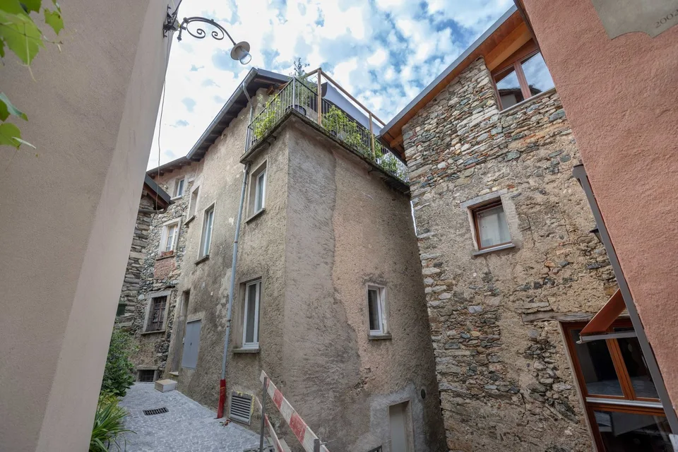 Spacious core house with 4 renovated apartments in Sonvico