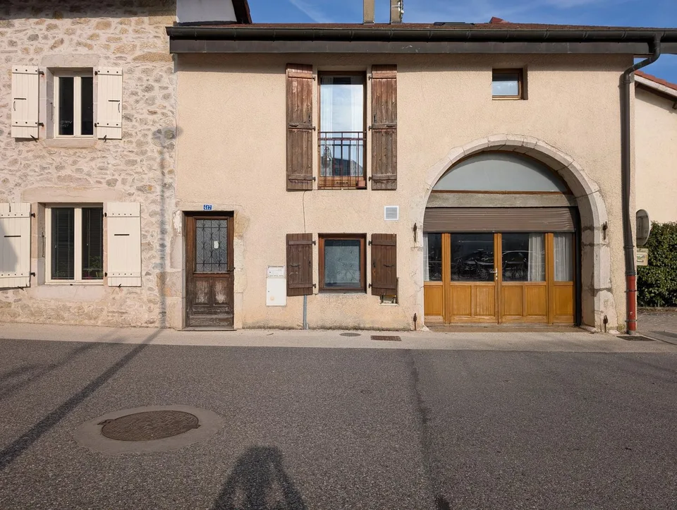 A VENDRE - MAISON DE VILLAGE SANS EXTERIEUR - CESSY