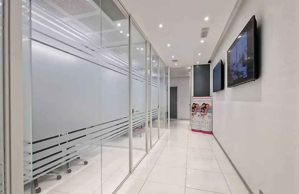 Zone commerciale moderne de 800 m² avec entrepôt à Mendrisio