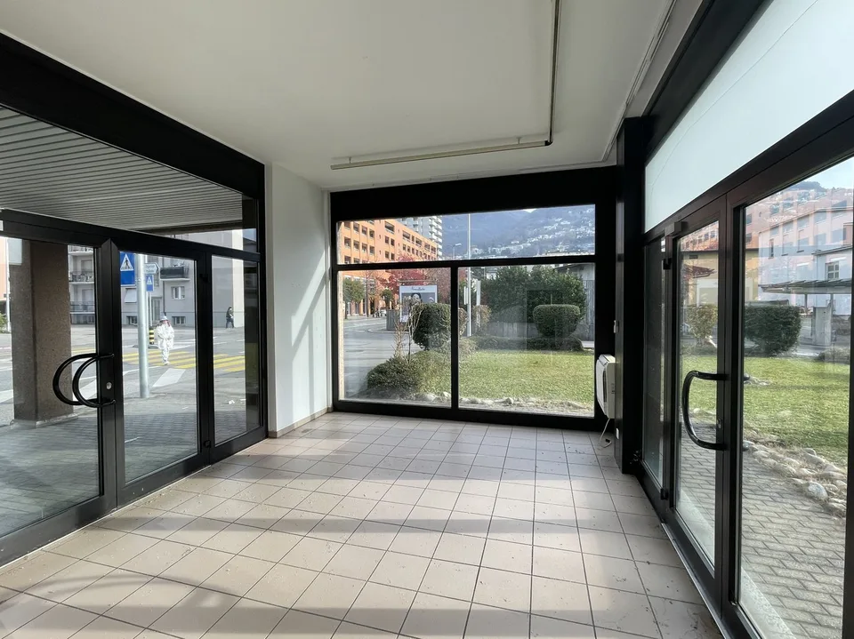AMPIO COMMERCIALE CON VETRINE IN ZONA DI FORTE PASSAGGIO