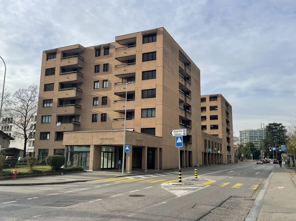 AMPIO COMMERCIALE CON VETRINE IN ZONA DI FORTE PASSAGGIO