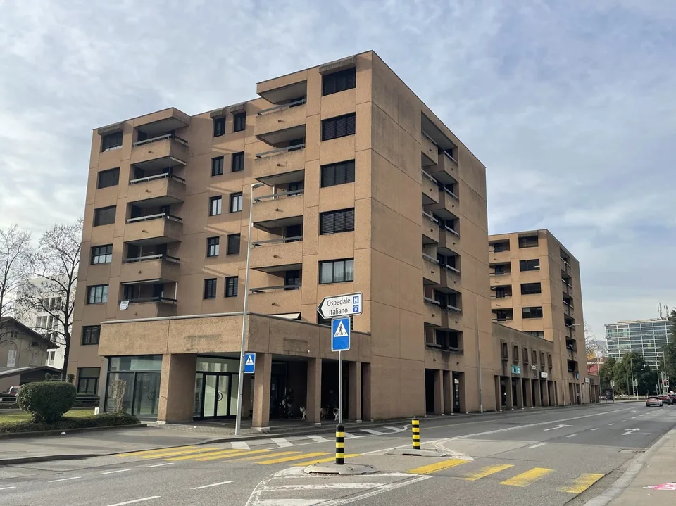 AMPIO COMMERCIALE CON VETRINE IN ZONA DI FORTE PASSAGGIO