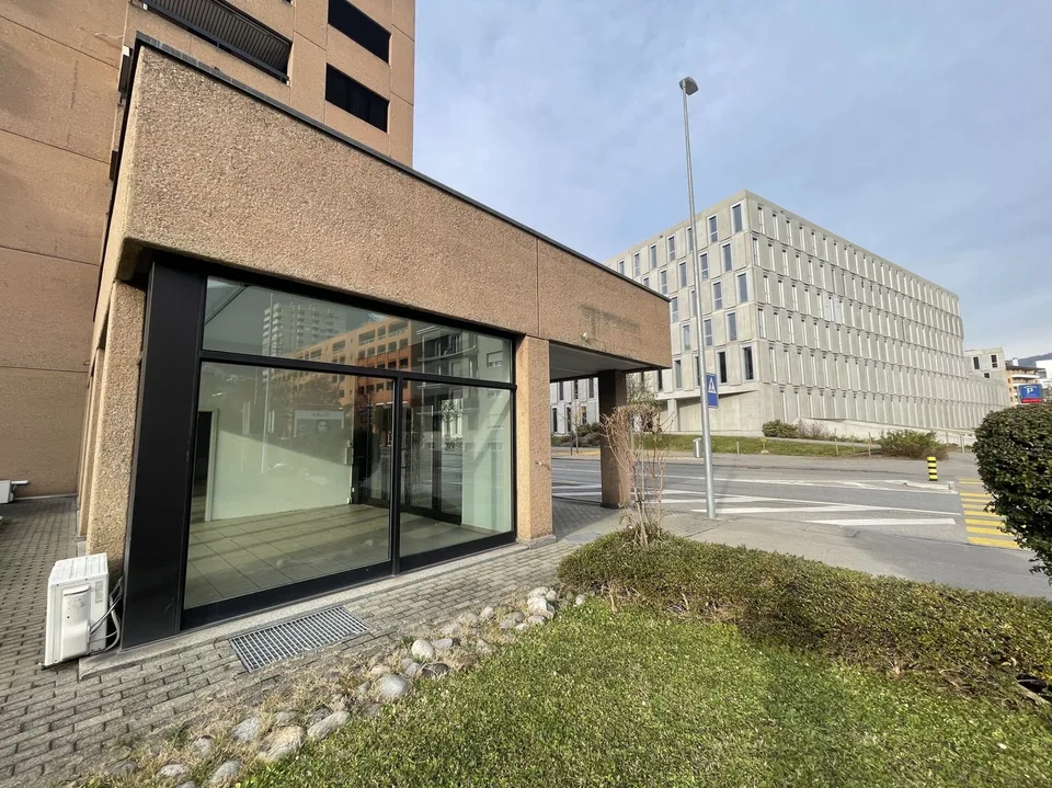 AMPIO COMMERCIALE CON VETRINE IN ZONA DI FORTE PASSAGGIO