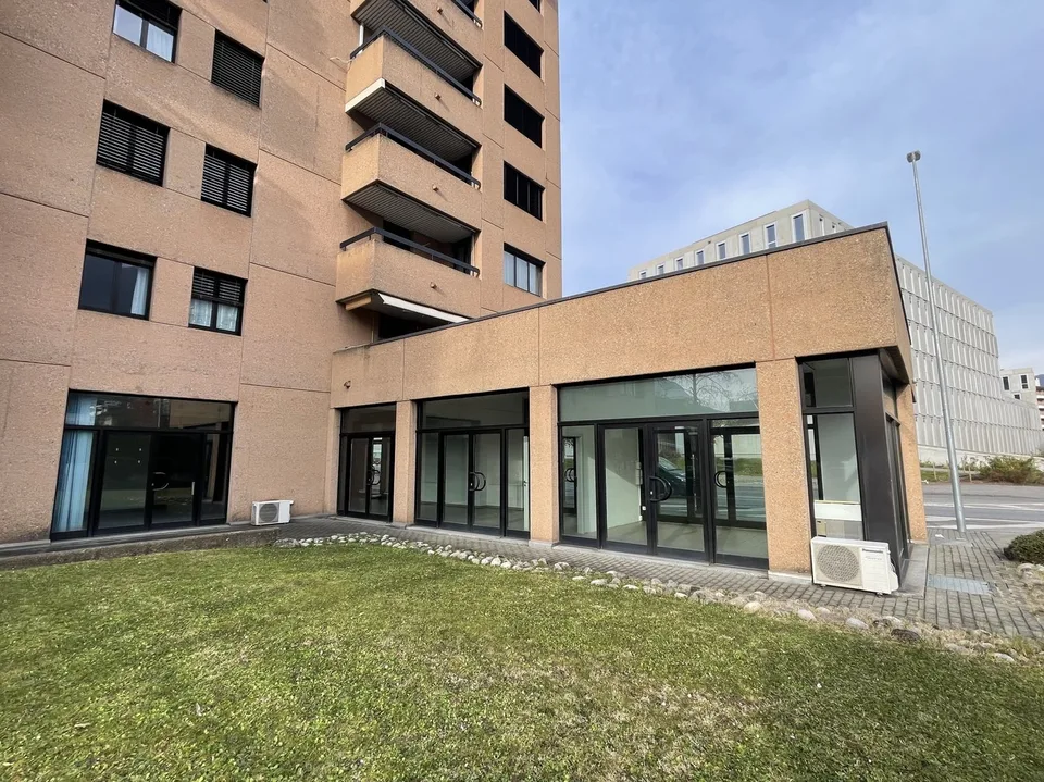 AMPIO COMMERCIALE CON VETRINE IN ZONA DI FORTE PASSAGGIO