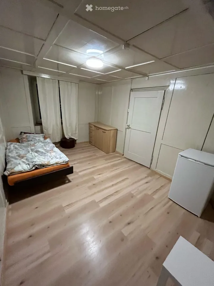 Monatszimmer Möbeliert in Netstal beim Bahnhof