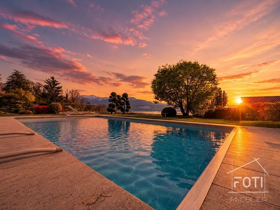 Prachtvolles 5,5-Zimmer-Duplex mit Garten und privatem Pool.