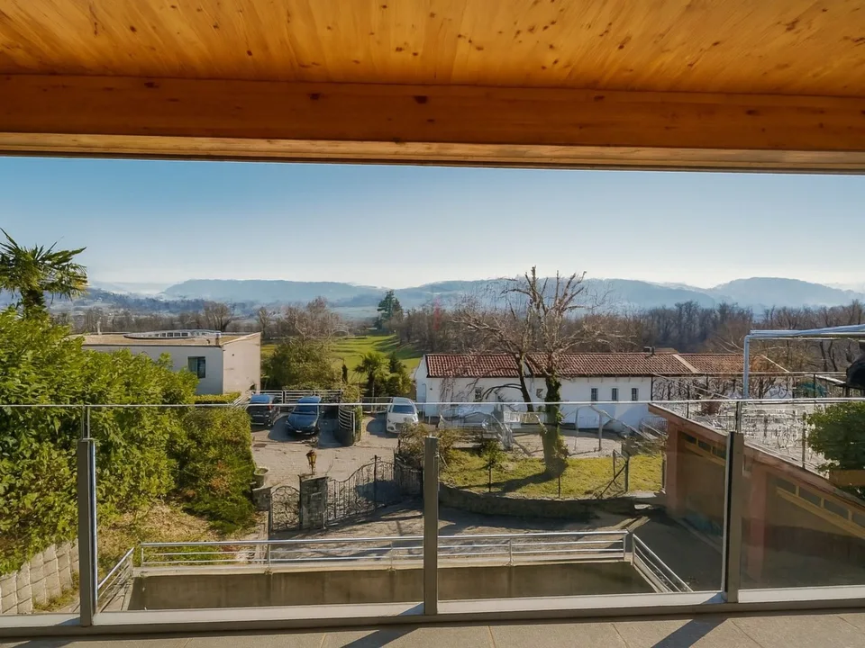 Zweifamilienhaus umgeben von Grün
