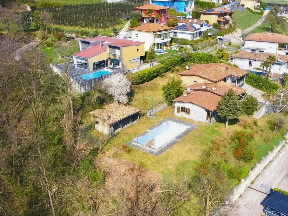 Zweifamilienhaus umgeben von Grün