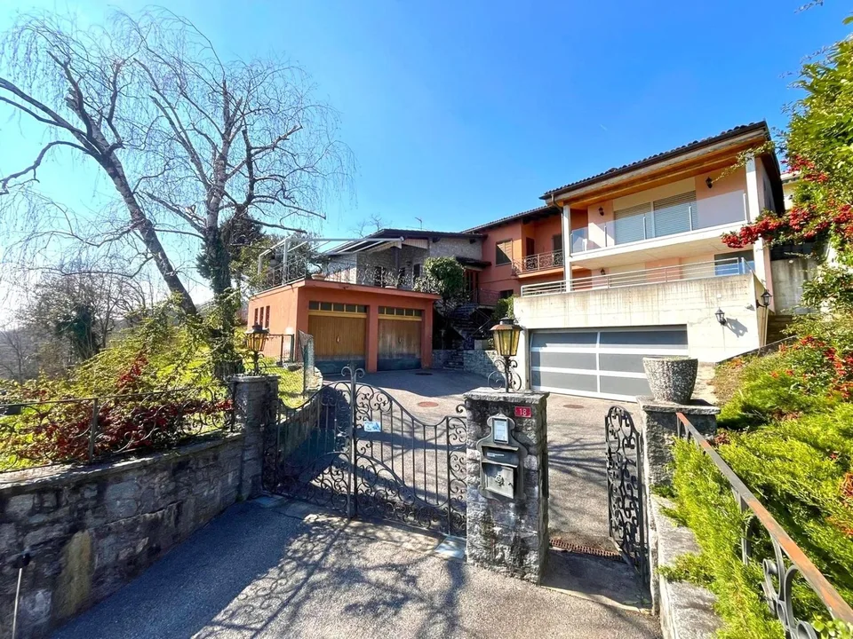 Zweifamilienhaus umgeben von Grün