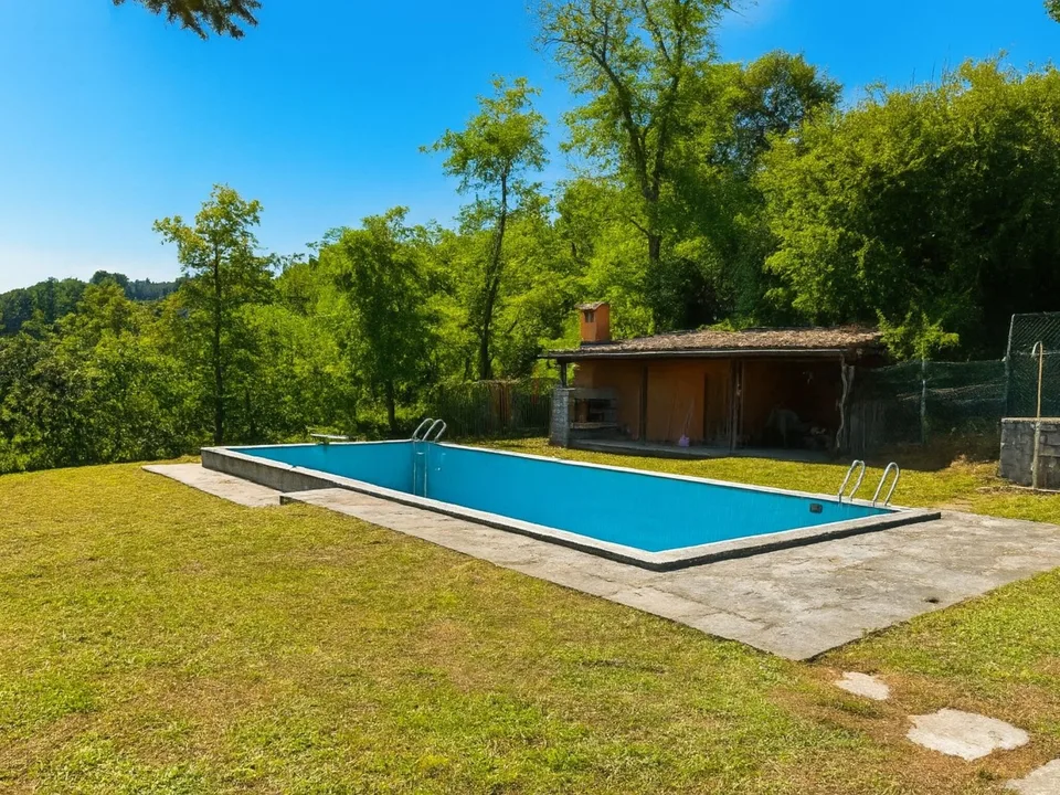 Zweifamilienhaus umgeben von Grün