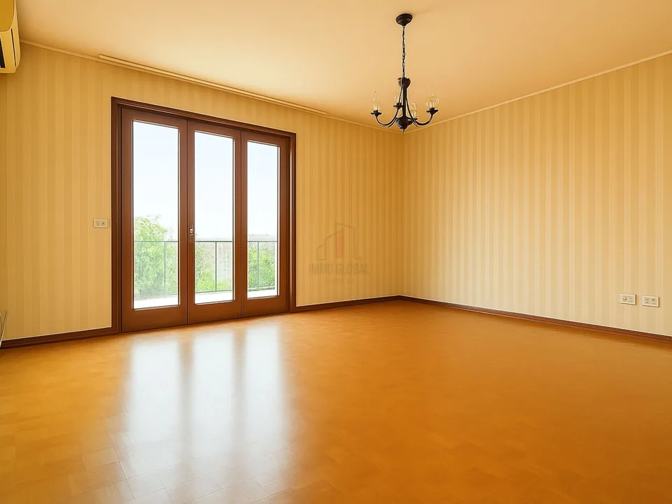 Zweifamilienhaus umgeben von Grün