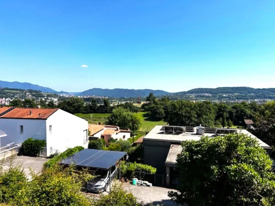 Zweifamilienhaus umgeben von Grün