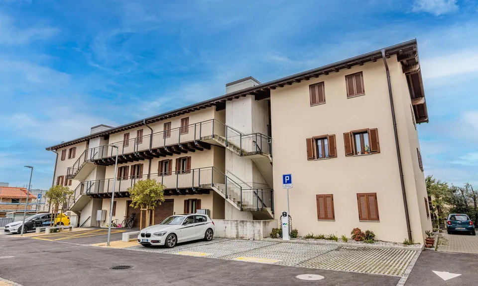 GROßES MIETHAUS MIT 12 EINHEITEN IN LIGORNETTO