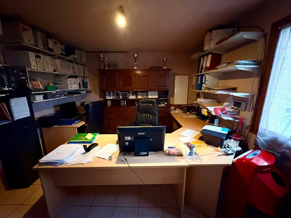 Proprietà Multifunzionale con Casa Abitativa, Grande Magazzino e Garage