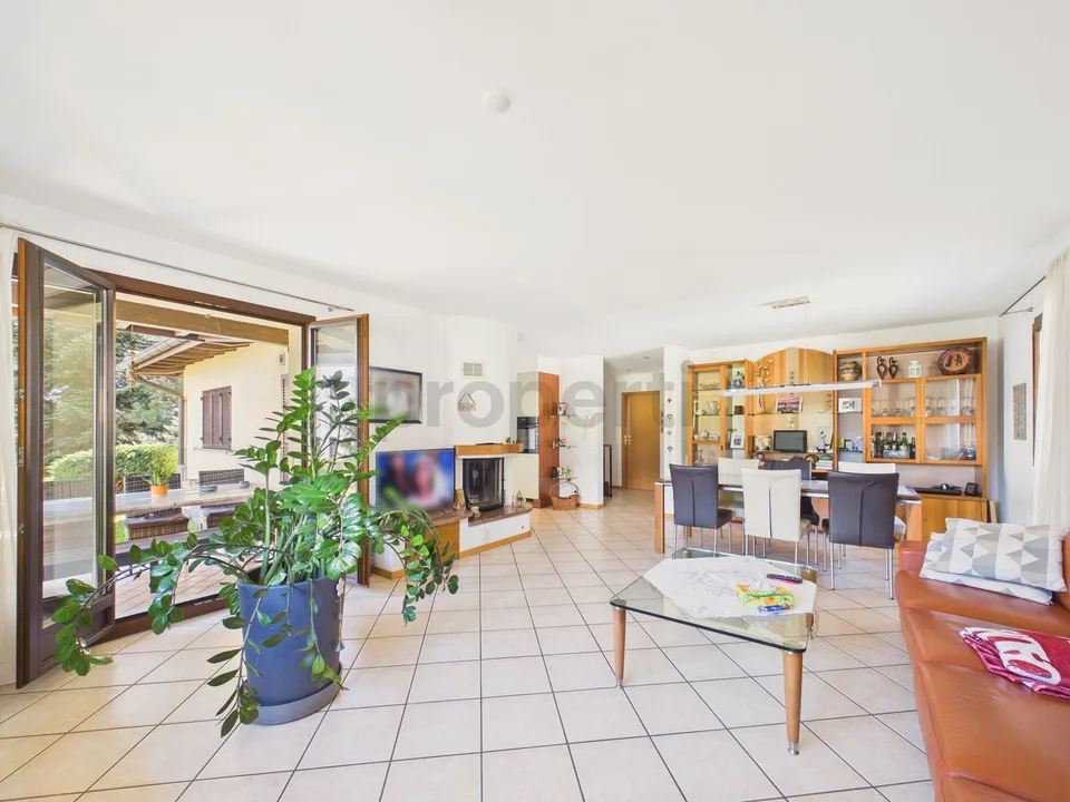 Villa élégante de 5.5 pièces avec grand jardin plat à Piotta
